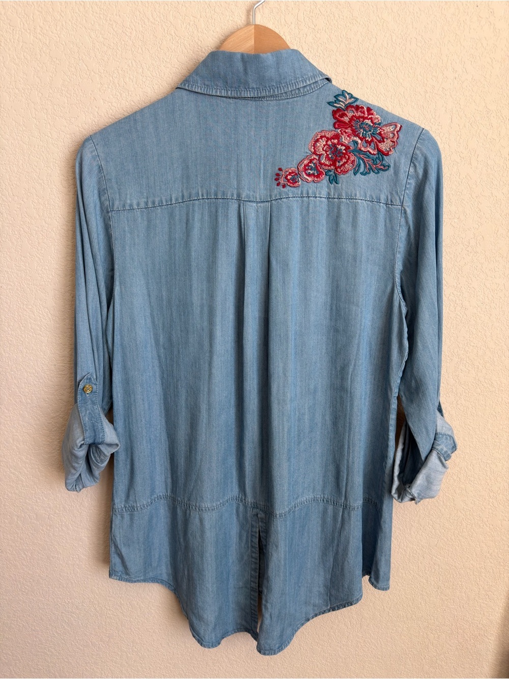Floral Embroidered Chambray Shirt Size 6 Blue C Wonder Roll Tab Boho Western Top - Picture 9 of 16
